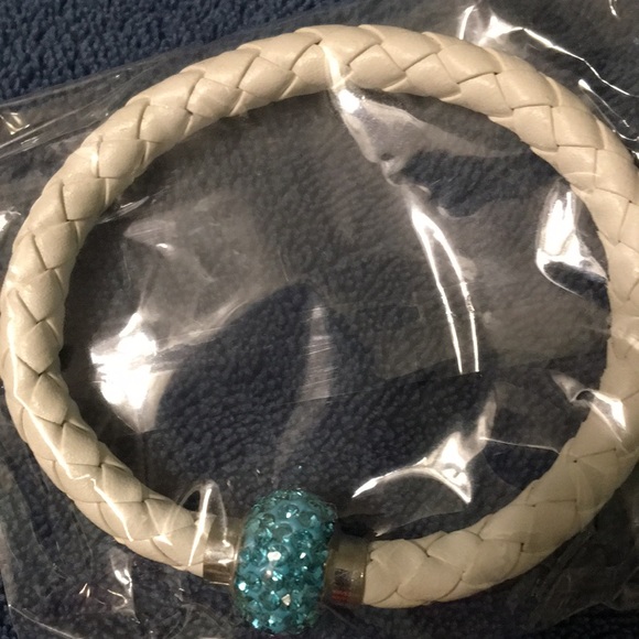 3 New beautiful charm bead bracelets. White, blue, red, turquoise. - Picture 3 of 7